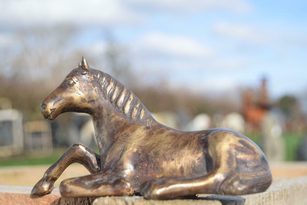 Cheval couché en bronze, Enlèvement ou Envoi, Bronze