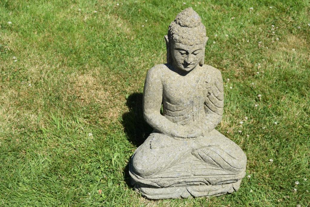 Boeddha op lotus in natuursteen meditatie, Tuin en Terras, Tuinbeelden, Ophalen, Zo goed als nieuw, Steen, Boeddhabeeld