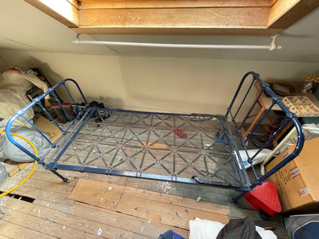 Lit ancien en fer forgé bleu – complet, bon état – 90x190cm, Enlèvement