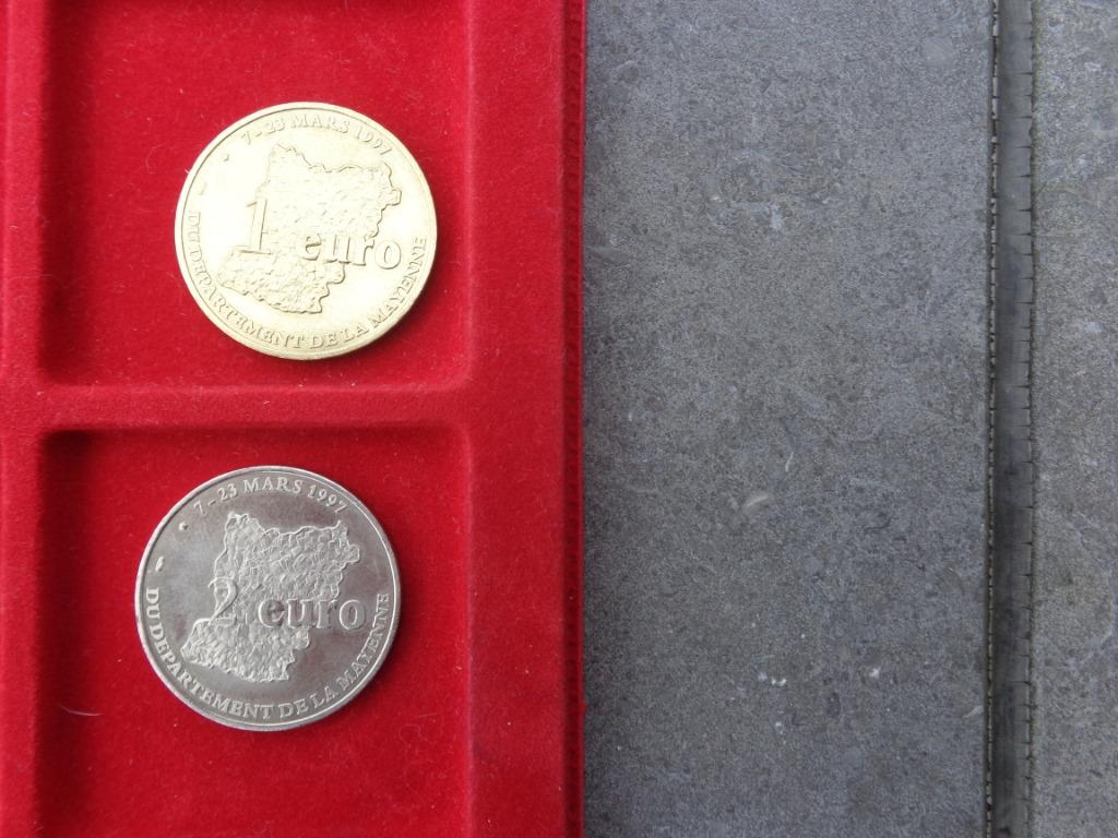 Munten van 1 en 2 euro uitgegeven voor Mayenne in 1997 in, Postzegels en Munten, Munten | Europa | Euromunten, Ophalen
