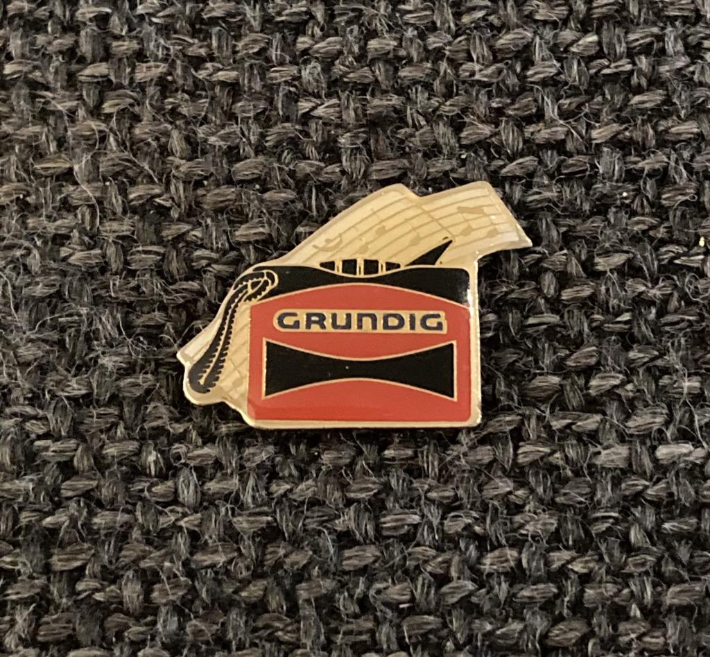 PIN - GRUNDIG, Collections, Envoi, Utilisé, Marque, Insigne ou Pin's