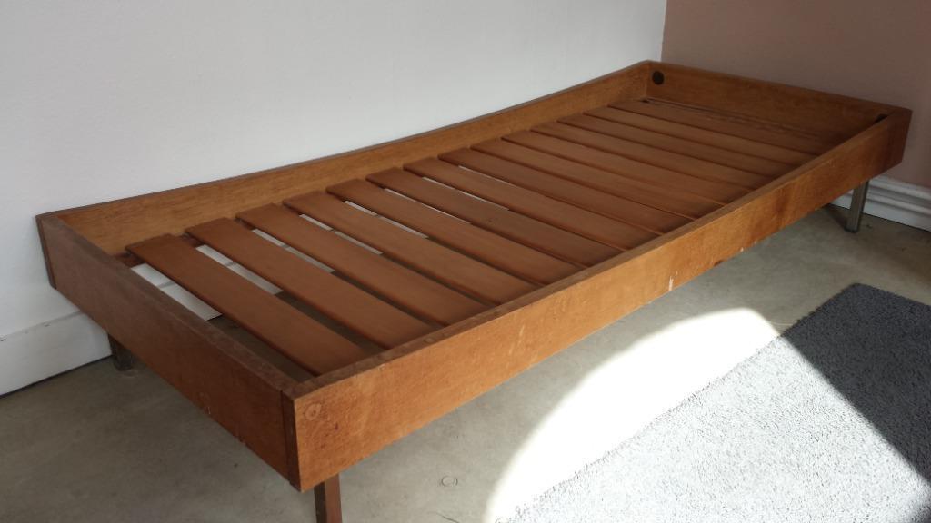 Lit 1pers en bois massif 84cmx204cm, 90 cm, Seventies / modernisme, Une personne, Brun