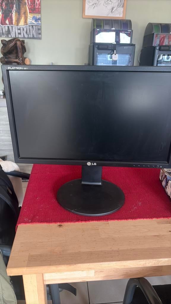 Lg flatron e2211, Computers en Software, Monitoren, Ophalen, In hoogte verstelbaar, Gebruikt, HD