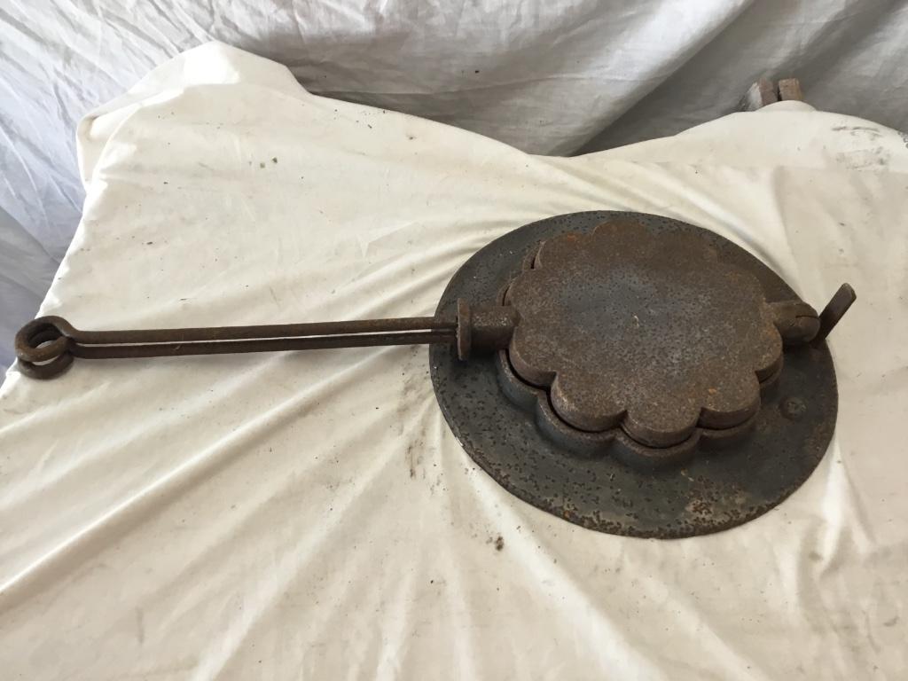 ancien fer à galette de forme originale avec socle, Enlèvement