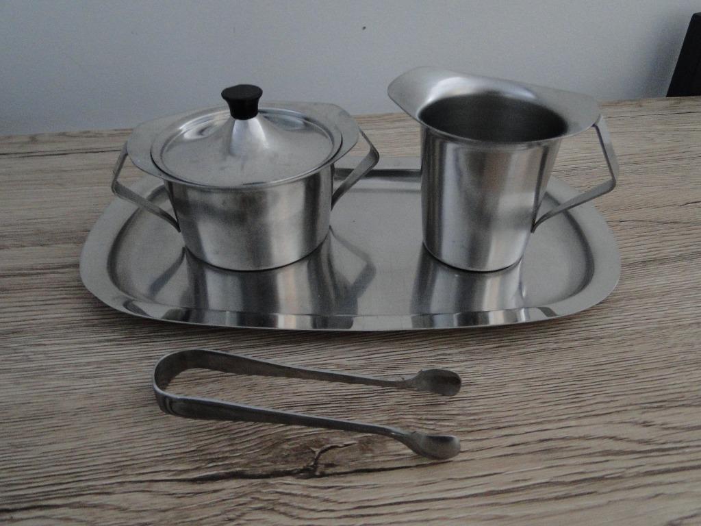 Schaaltje met melkkan en suikerpot met tang in inox, Ophalen of Verzenden, Gebruikt, Overige materialen, Schaal of Schalen