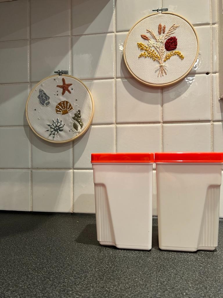 2 vintage plastic voorraadpotten van het Belgische merk DBP, Antiek en Kunst, Ophalen of Verzenden