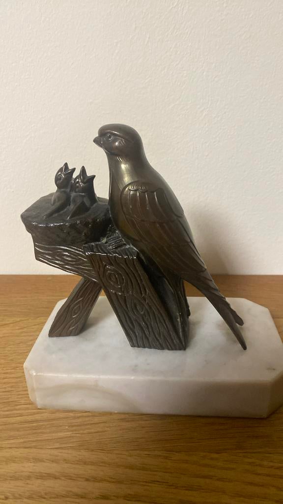 Hirondelle et ses petits régule sur socle de marbre, Enlèvement ou Envoi