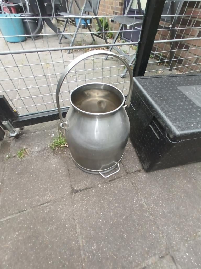 Oude melkkan van de boerderij, Ophalen