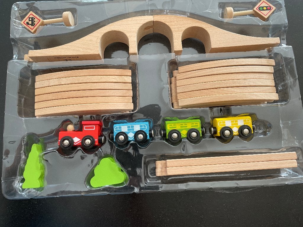 Train et camion en bois avec voitures, Enfants & Bébés, Jouets | Jouets en bois, Enlèvement, Comme neuf