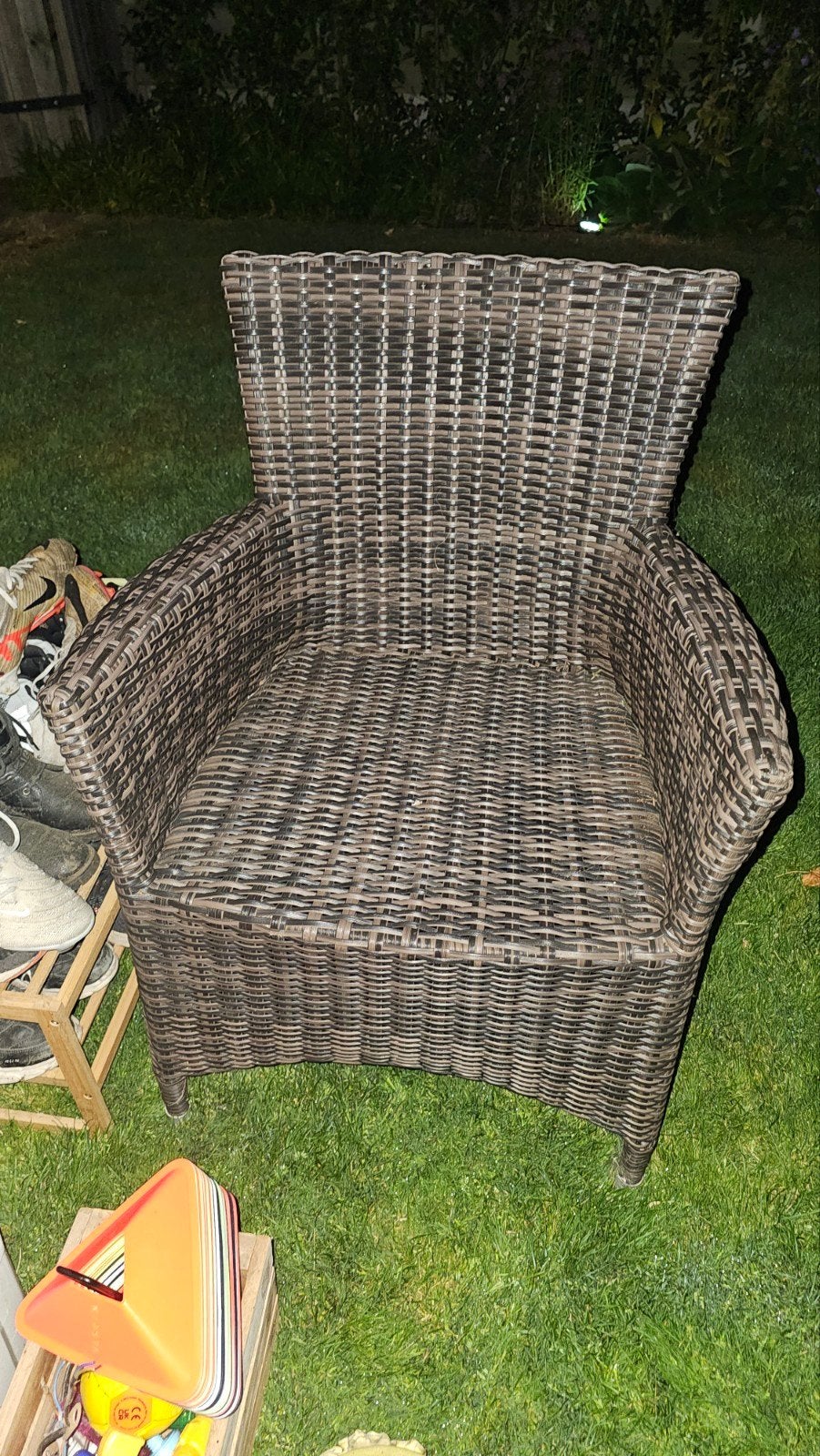 2 chaises de jardin dont 1 légèrement endommagée, Enlèvement