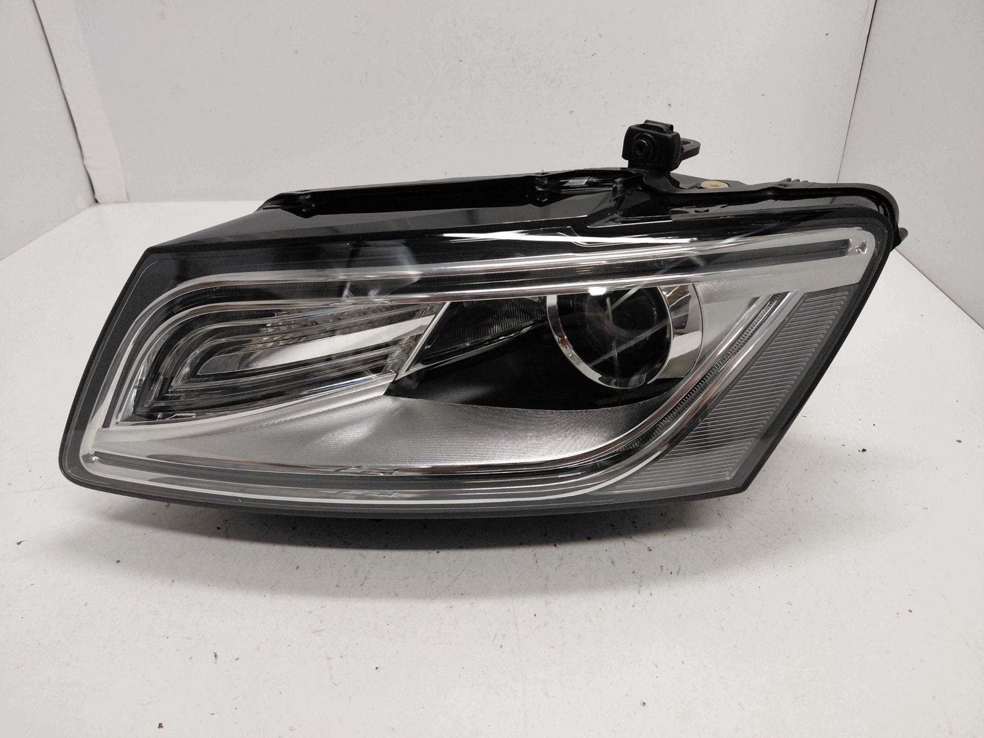 Phare gauche Audi OE Q5 8R0941753C, Autos : Pièces & Accessoires, AUDI AG, Auto-Union-Strasse 1
85045  Ingolstadt, DE, Audi, Utilisé