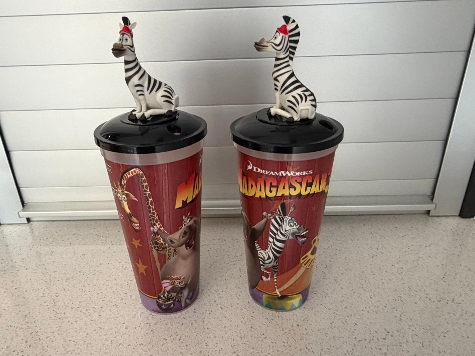 2 toffe, plastieken bekers van Madagascar 3, Enfants & Bébés, Enlèvement, Comme neuf