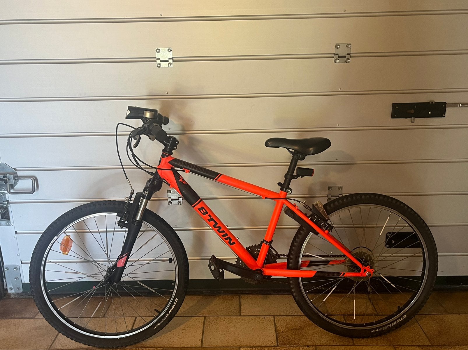 Jongensfiets B’Twin Rockrider 500 24 inch, Fietsen en Brommers, Ophalen, Zo goed als nieuw