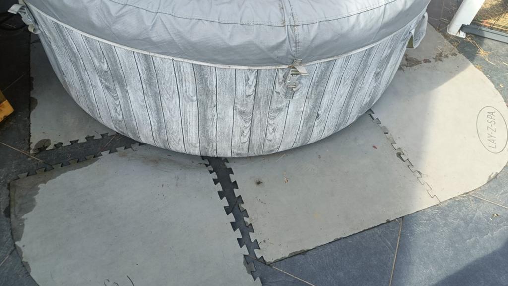 Opblaasbare Jacuzzi 4 personen, Jardin & Terrasse, Bains à remous et Spas, Enlèvement, Comme neuf, Tapis de sol, Gonflable