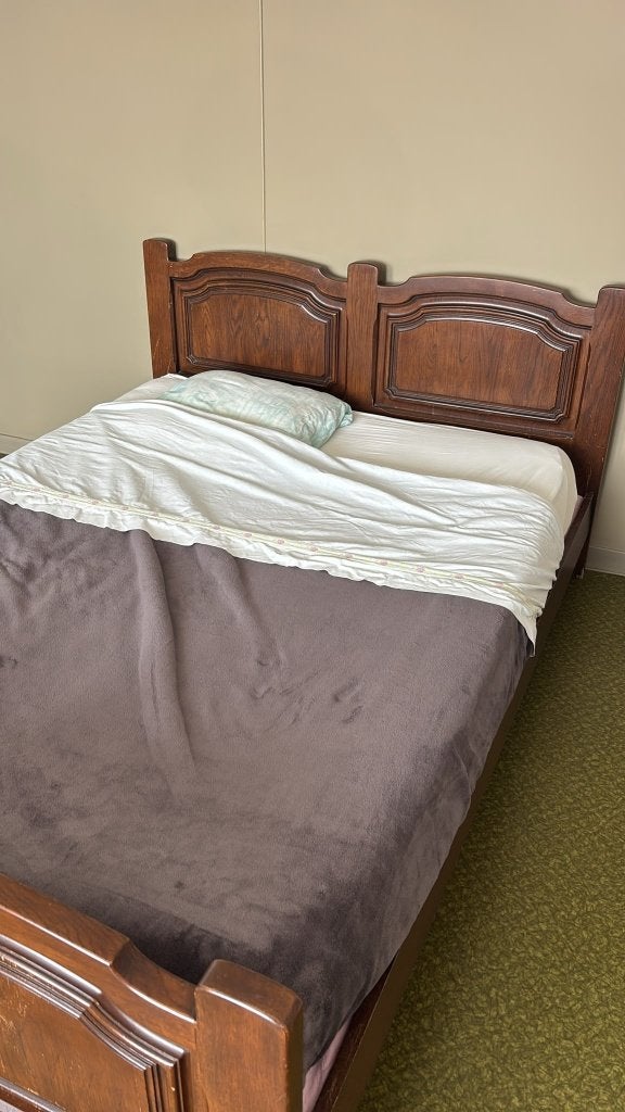 Massief houten tweepersoonsbed in landelijke stijl, Huis en Inrichting, Ophalen, Gebruikt, Bruin, Tweepersoons