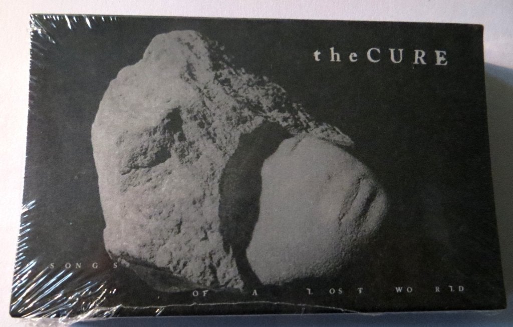 THE CURE CASSETTE ALBUM - Songs Of A Lost World, Cd's en Dvd's, Cassettebandjes, Verzenden, 1 bandje, Origineel, Nieuw in verpakking