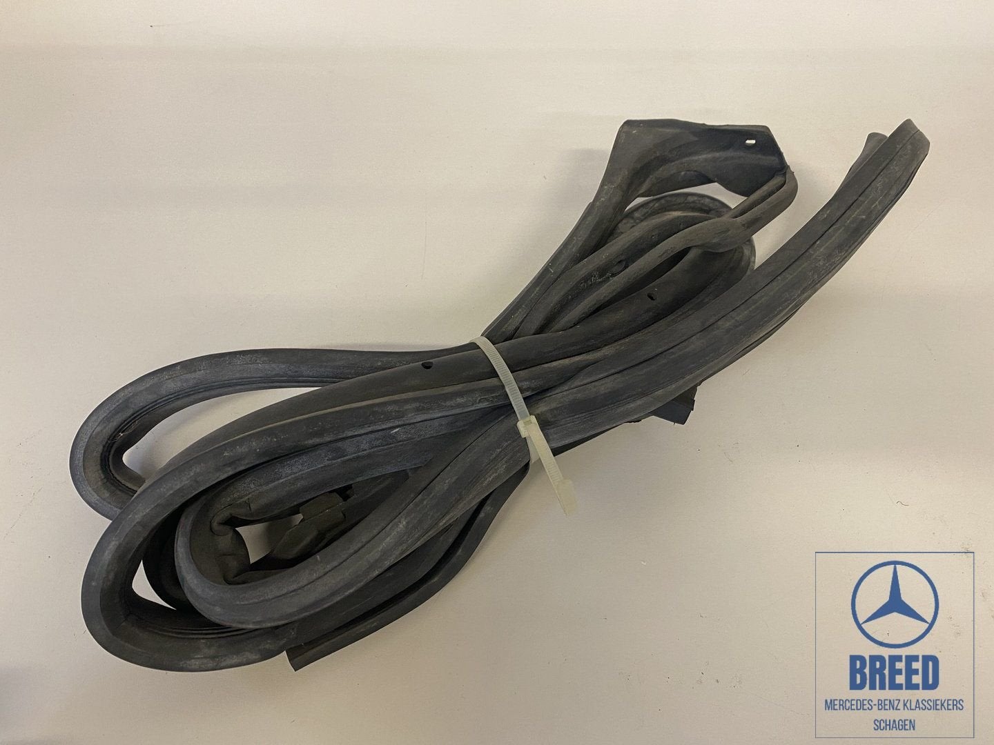 NOS deurrubber linksachter voor Mercedes-Benz W202, Autos : Pièces & Accessoires, Neuf, -, -, Enlèvement ou Envoi