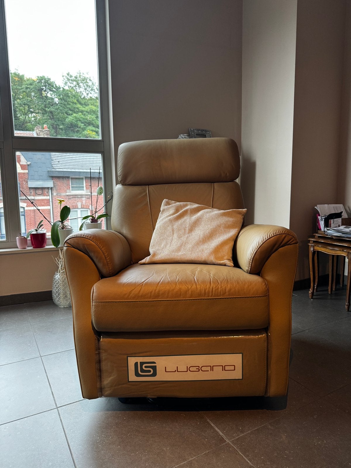 A vendre fauteuil électrique en cuir de marque Lugano, Enlèvement, Comme neuf