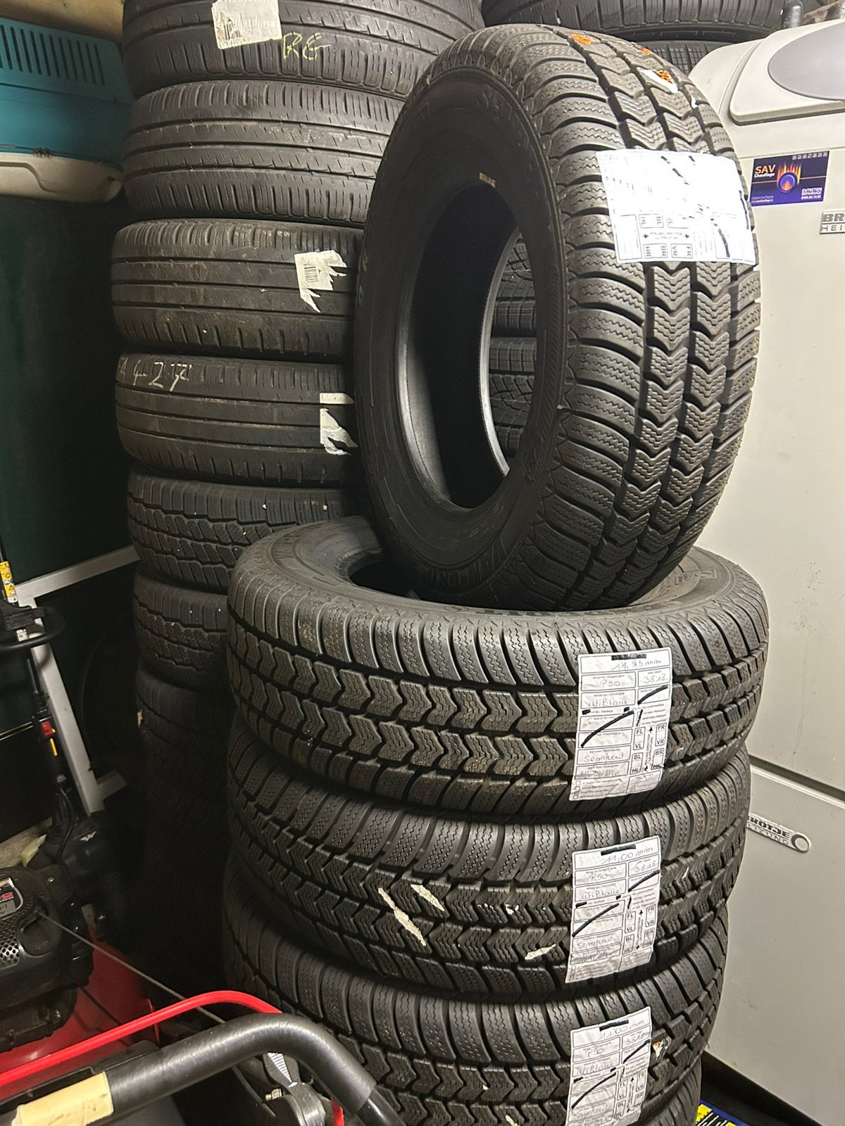 4 nouveaux pneus hiver semperit 215/70/15C. 109/107R, Autos : Pièces & Accessoires, Neuf, 15 pouces, Véhicule utilitaire, Pneu(s)