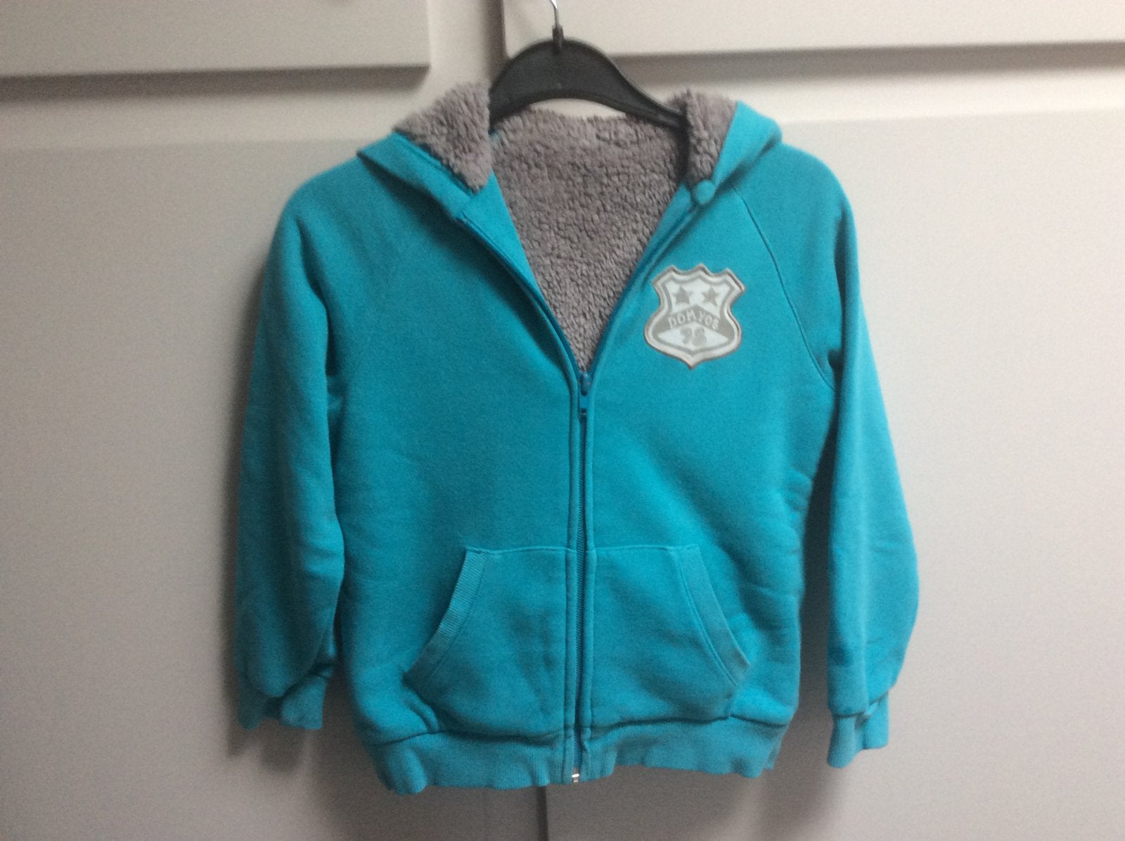 Sweater met rits en kap maat 122, Kinderen en Baby's, Kinderkleding | Maat 104, Ophalen of Verzenden, Zo goed als nieuw
