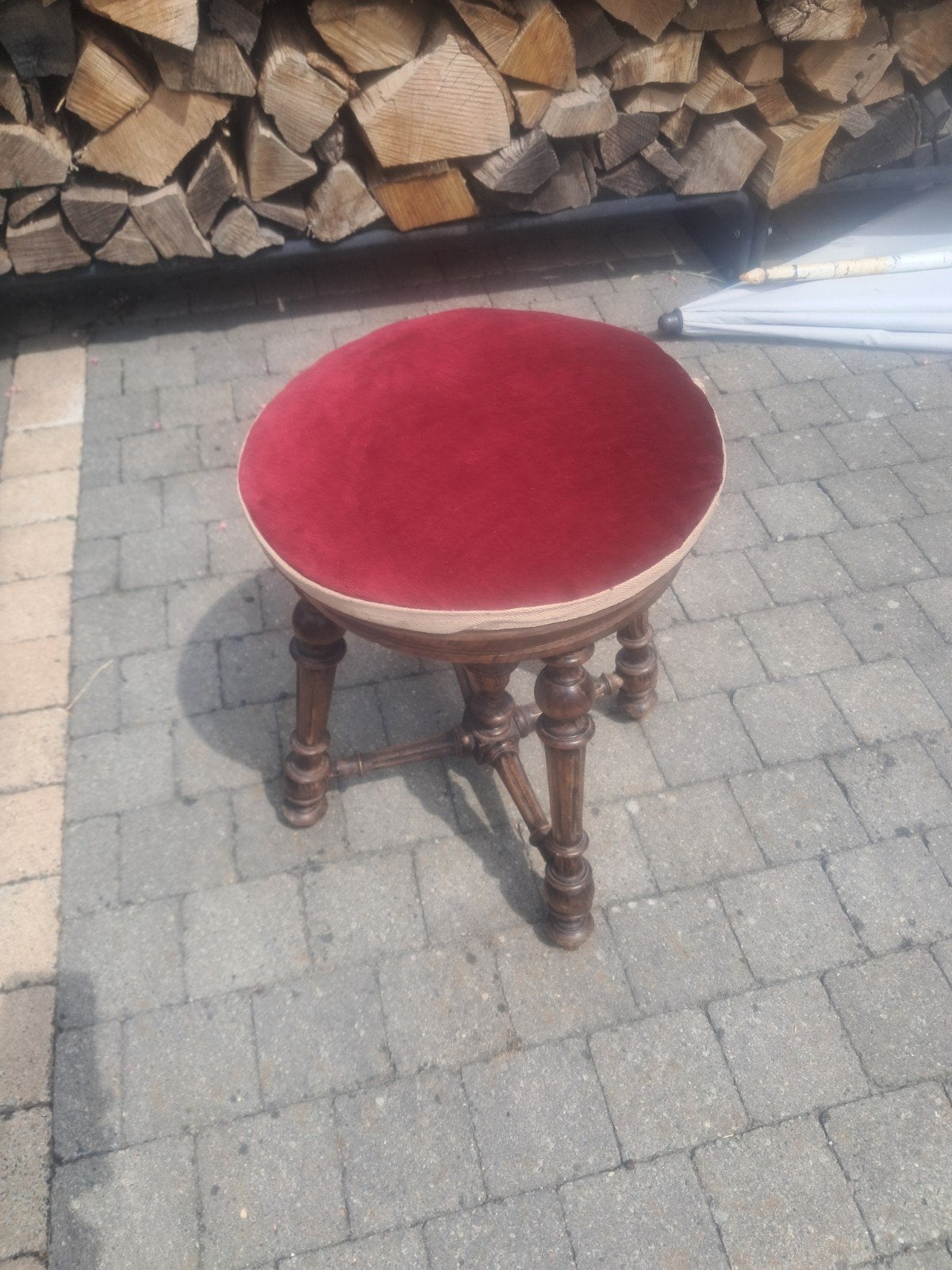 Tabouret pour  piano, Enlèvement