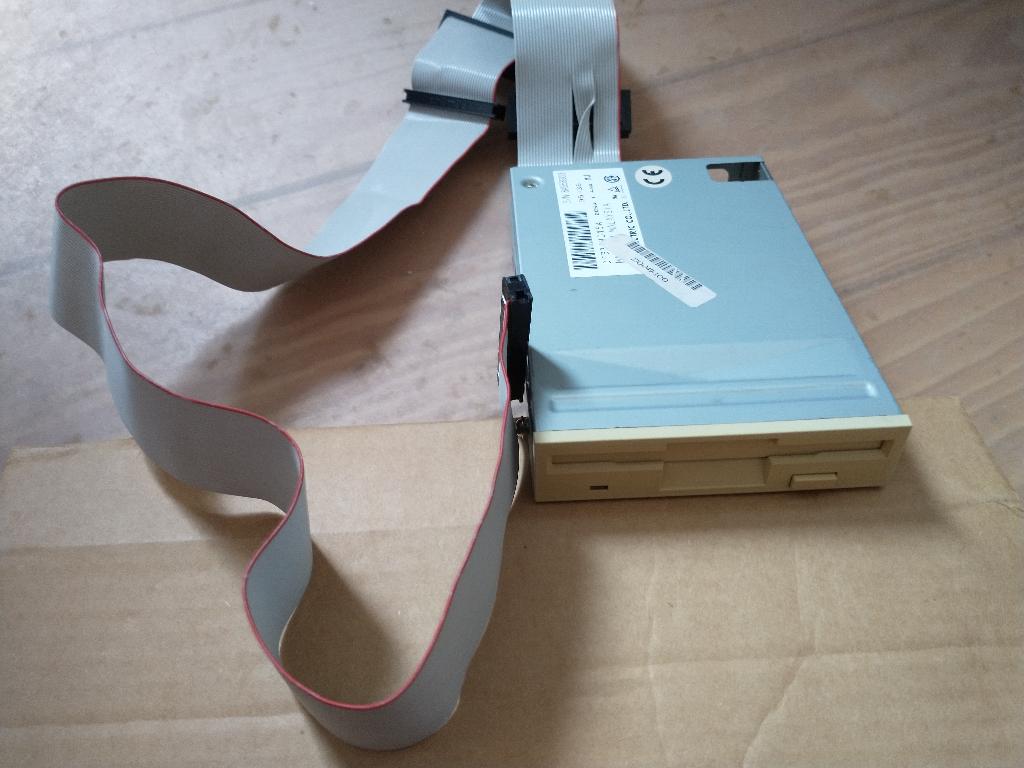 3,5" diskettestation van 1,44 MB voor PC met kabel, Computers en Software, Beschrijfbare discs, Gebruikt, Herschrijfbaar, Dubbelzijdig