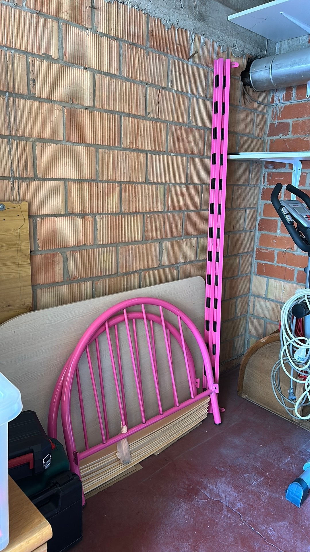 Roze bed, Ophalen, Zo goed als nieuw, Lattenbodem