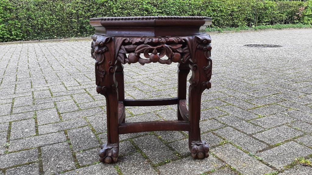 Guéridon ancien de style chinois - bois sculté, marbre rose, Antiquités & Art, Antiquités | Meubles | Tables, Enlèvement