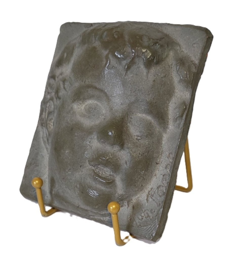 Relief ancien en terre cuite d'un Putti., Enlèvement ou Envoi