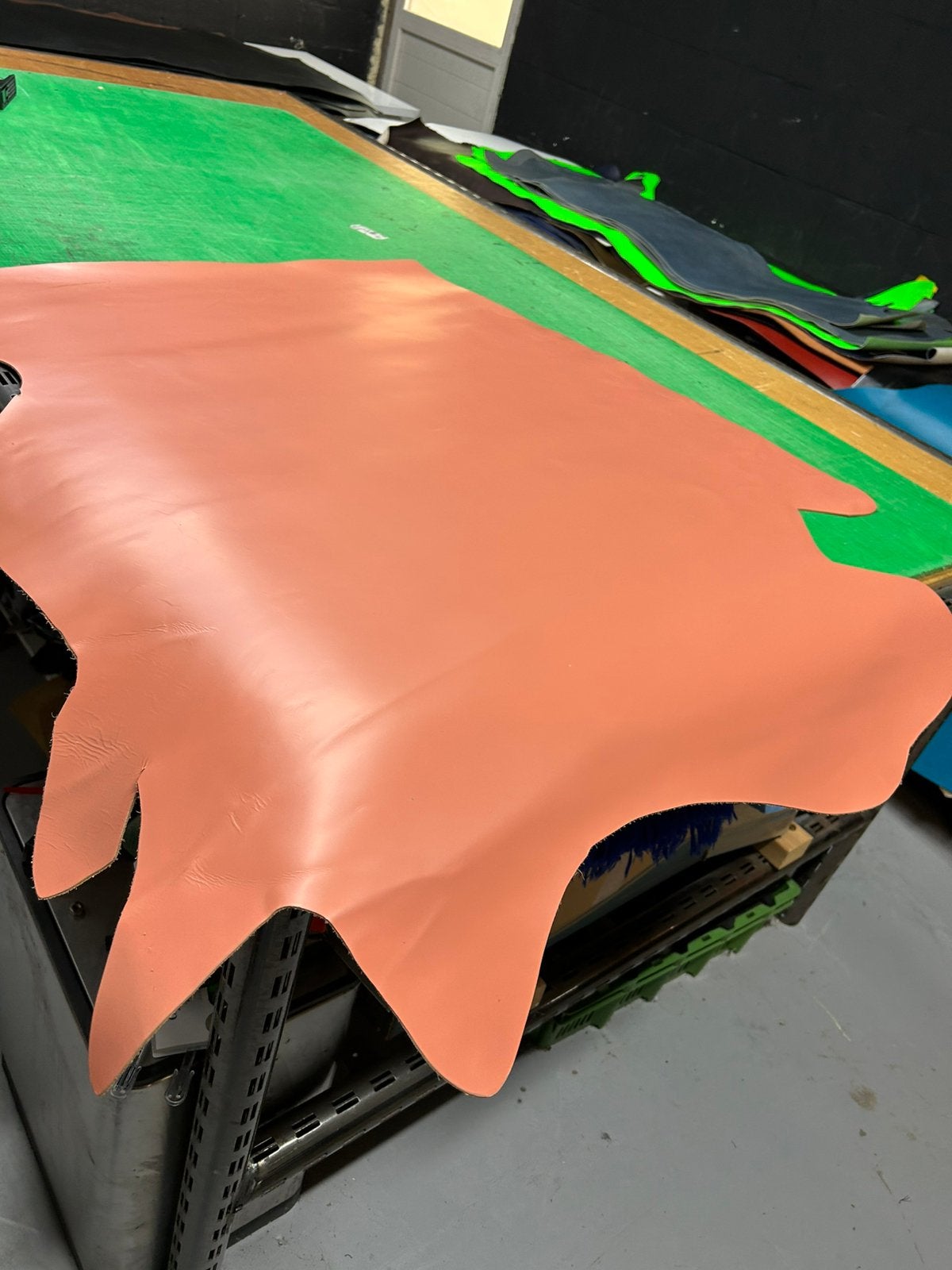 Roze leer lappen 1.8 mm dik stug en glad A24-25, Ophalen of Verzenden, Roze