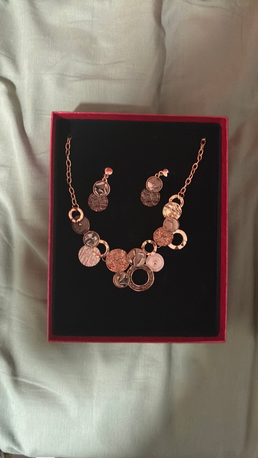 Lot de 2 colliers et boucles d’oreilles, Bijoux, Sacs & Beauté, Boucles d'oreilles, Enlèvement, Comme neuf