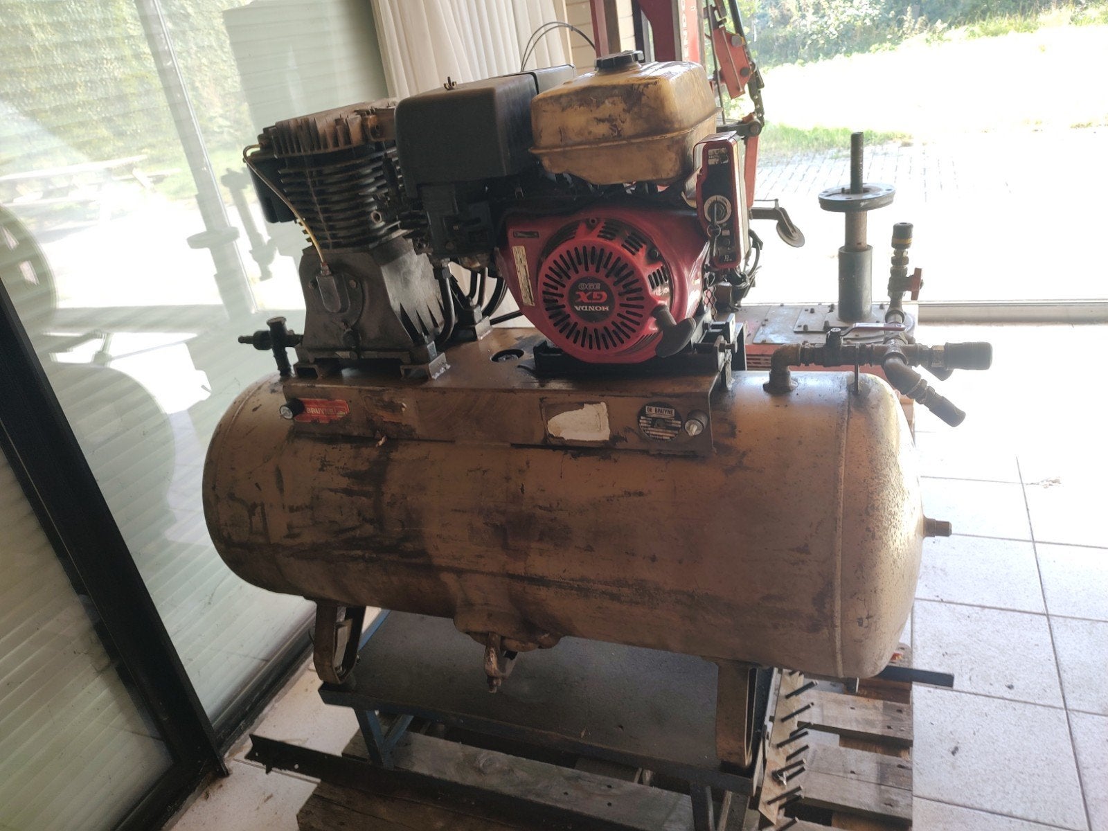 compressor te koop, Doe-het-zelf en Bouw, 100 liter of meer, Ophalen, Gebruikt, 10 bar of meer