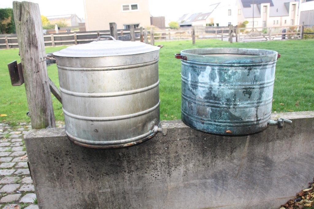 Twee oude koperen was tonnen inhoud +/- 150 liter, Ophalen