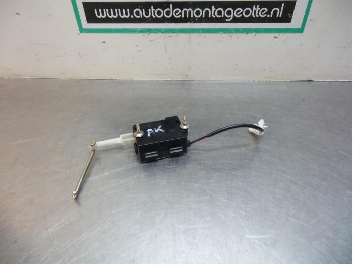 Moteur verrouillage centrale des portes d'un Daewoo Kalos (K, Daewoo, -, 3 mois de garantie, Utilisé