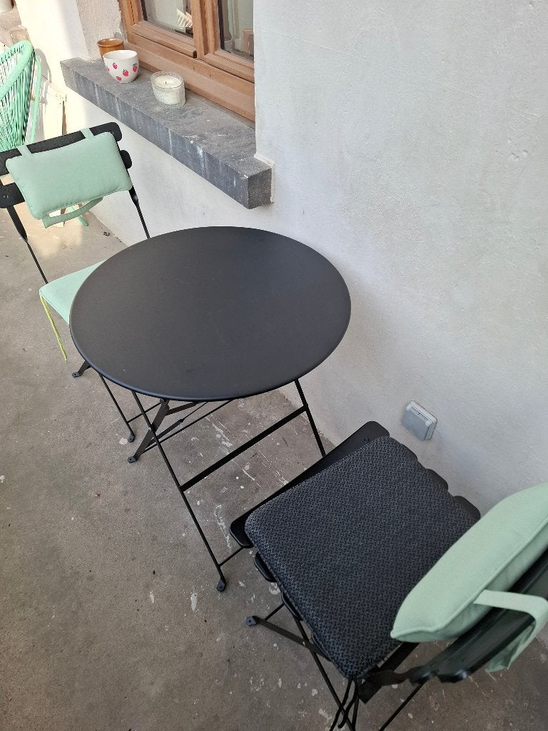 Zwarte bistroset met kussens van Casa, Maison & Meubles, Tables | Tables d'appoint, Comme neuf, Rond, 60 cm ou plus, 55 à 75 cm