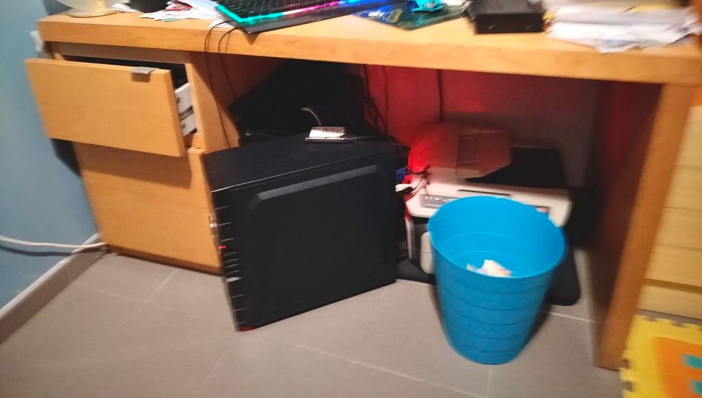 Te Koop: Ruim IKEA Bureau – Perfecte voor Gaming of werk, Huis en Inrichting, Ophalen, IKEA