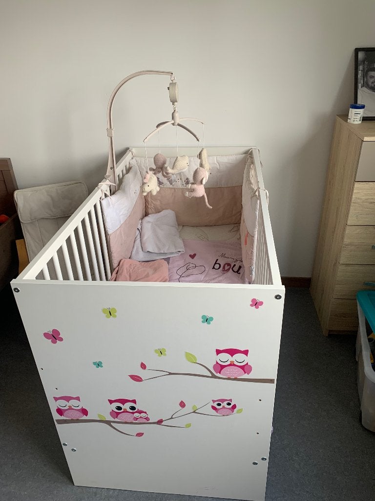 Lit bébé + matelas + mobile + literie, Ophalen, Ledikant