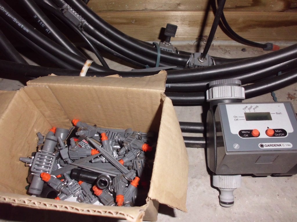 programmateur electronique GARDENA avec tuyauteries ., Jardin & Terrasse, Enlèvement, Comme neuf