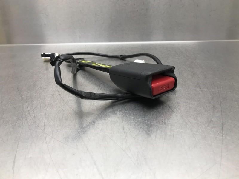 BOUCLE DE CEINTURE DE SECURITE AVANT DROIT Note (E12), Utilisé, Nissan