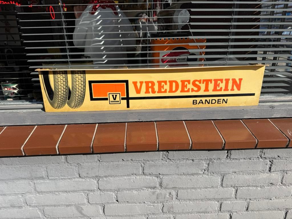 Vredestein fait usage d'un vieux panneau d'affichage, Enlèvement, Utilisé, Panneau publicitaire
