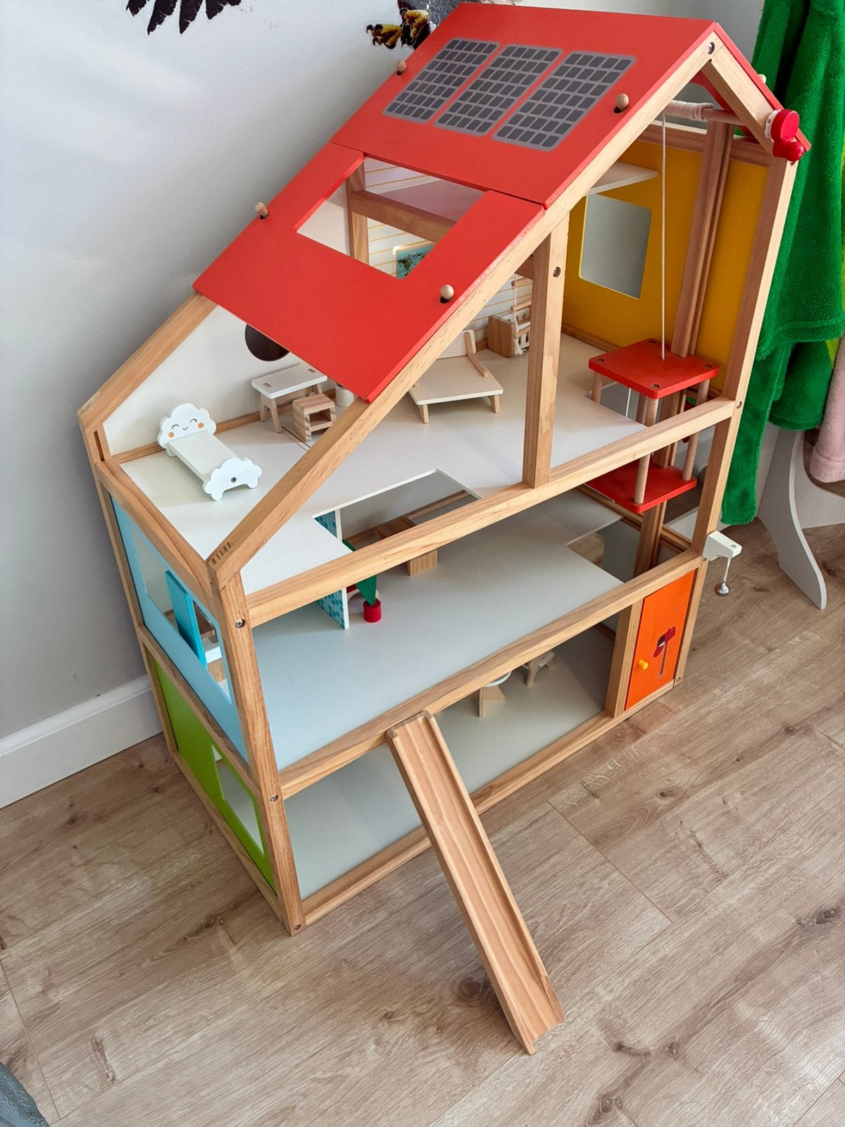 Houten poppenhuis, Ophalen, Zo goed als nieuw, Poppenhuis