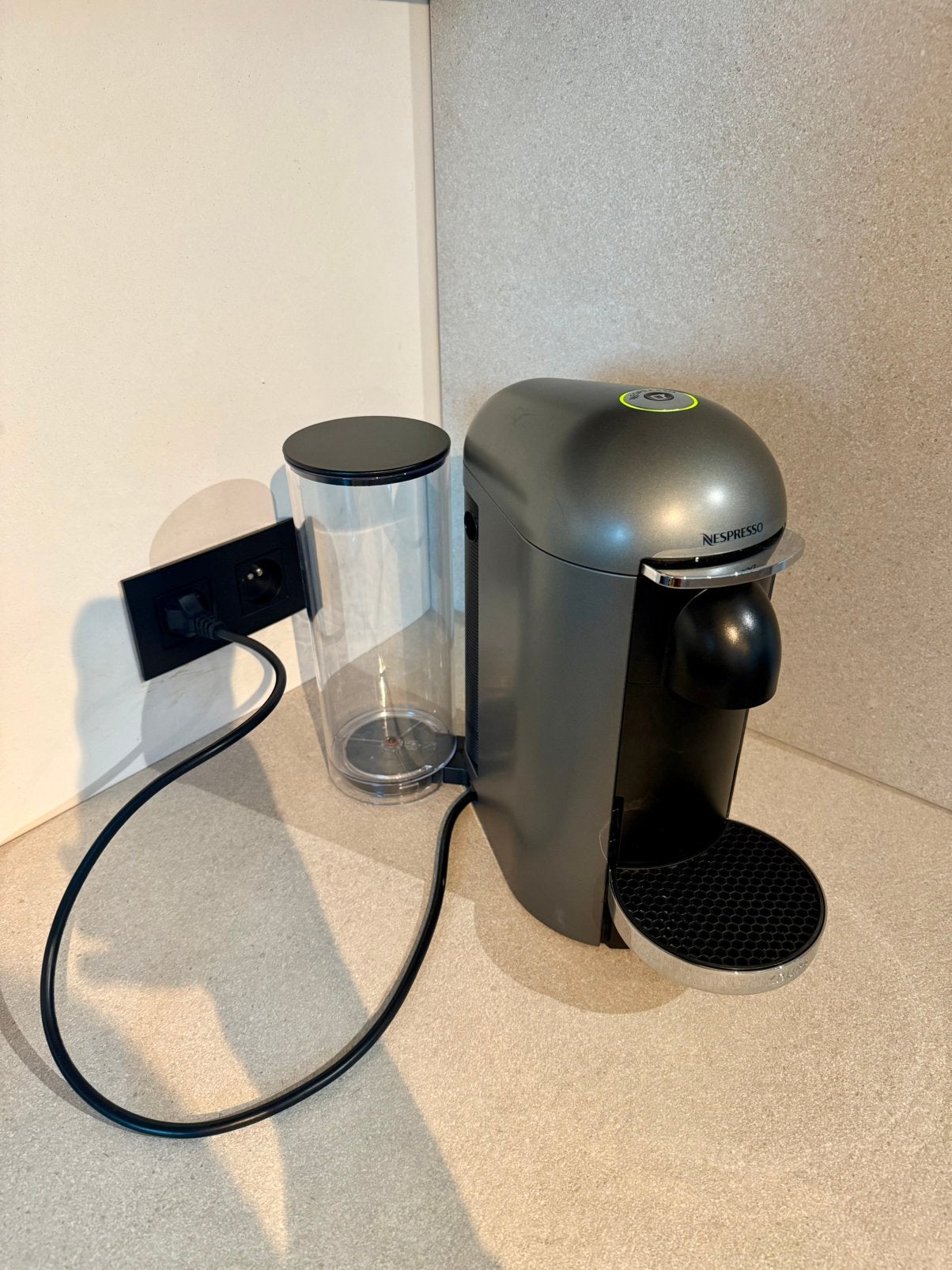 Koffiemachine Nespresso vertuo dark grey, Réservoir d'eau amovible, Dosettes et capsules de café, Utilisé, Enlèvement