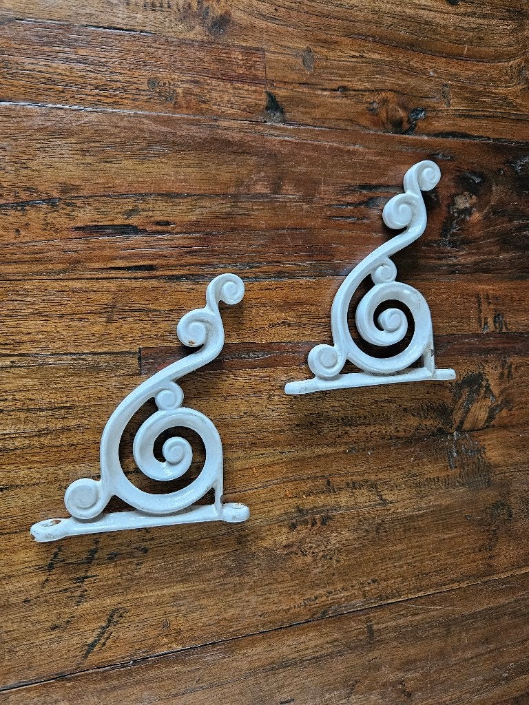 2 oude geëmailleerde steuntjes Lang 14.5 cm , Hoog 12 cm, Ophalen