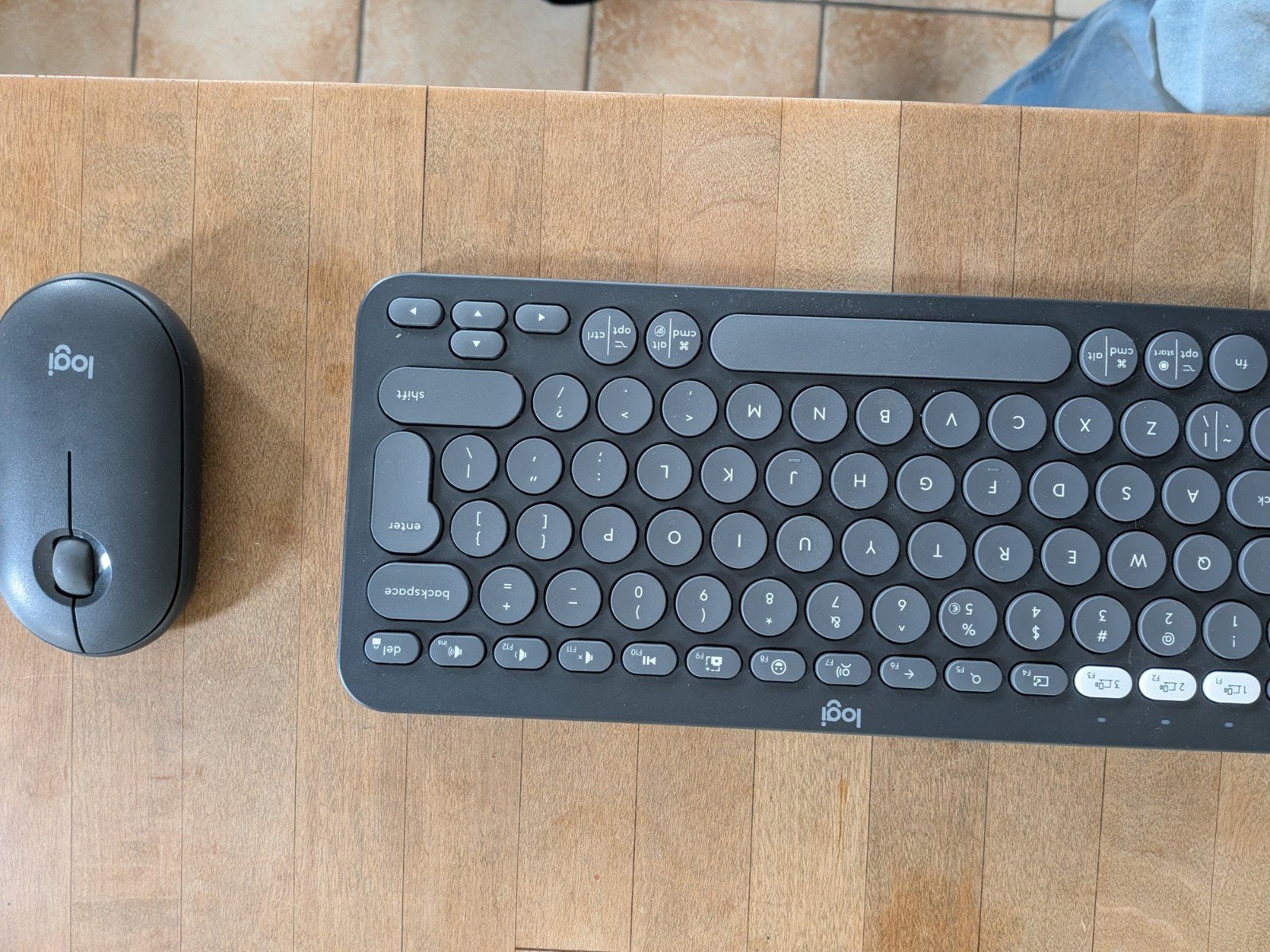 QWERTY Pebble Keyboard Logitech, Computers en Software, Ophalen of Verzenden, Qwerty, Zo goed als nieuw, Logitech G