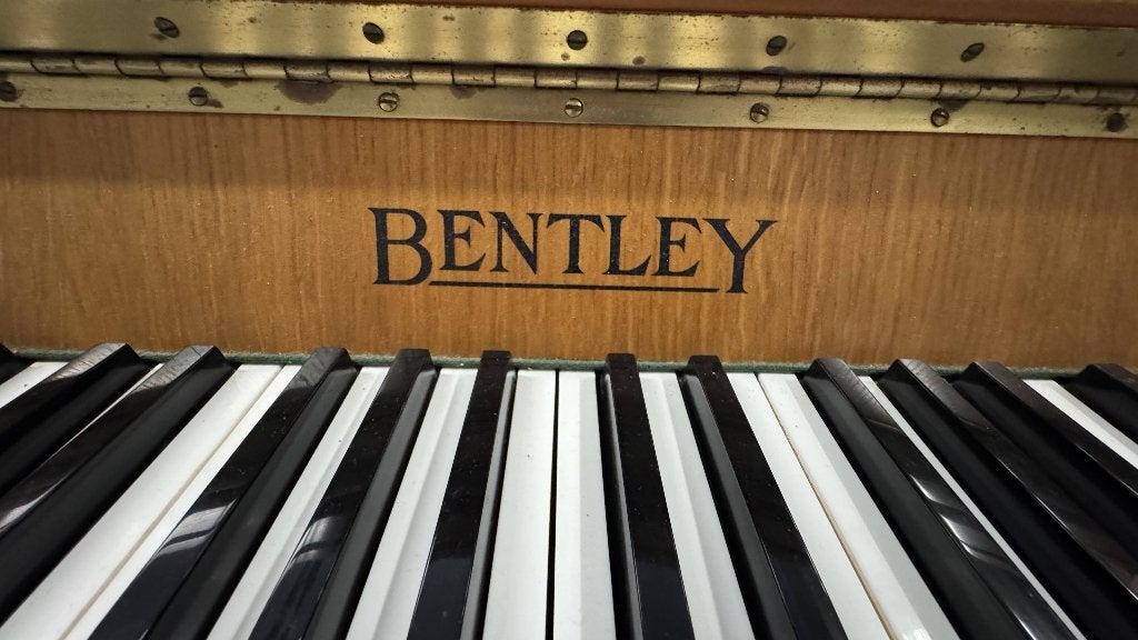 Prachtige Bentley studiepiano – In goede staat!, Muziek en Instrumenten, Ophalen, Zo goed als nieuw, Bruin, Piano