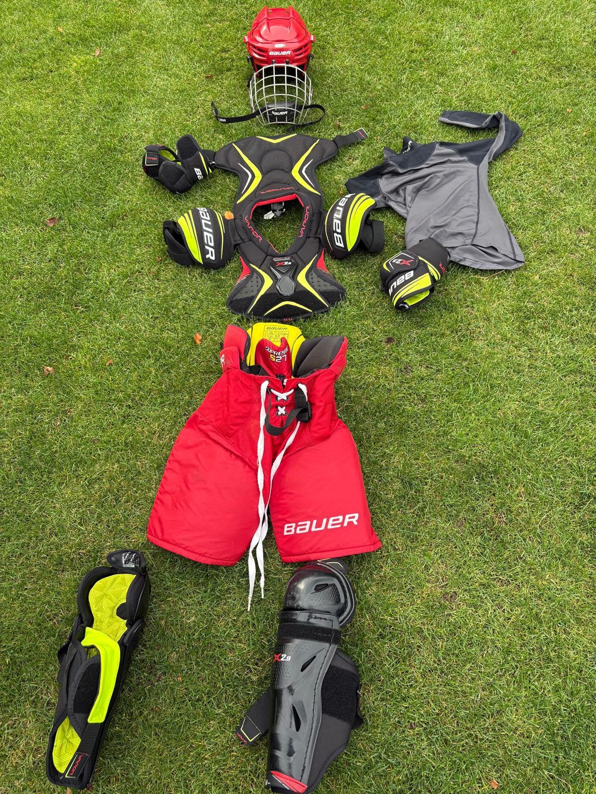 Complete Bauer ijshockeyuitrusting kind 10 jaar+hockeytas, Zo goed als nieuw
