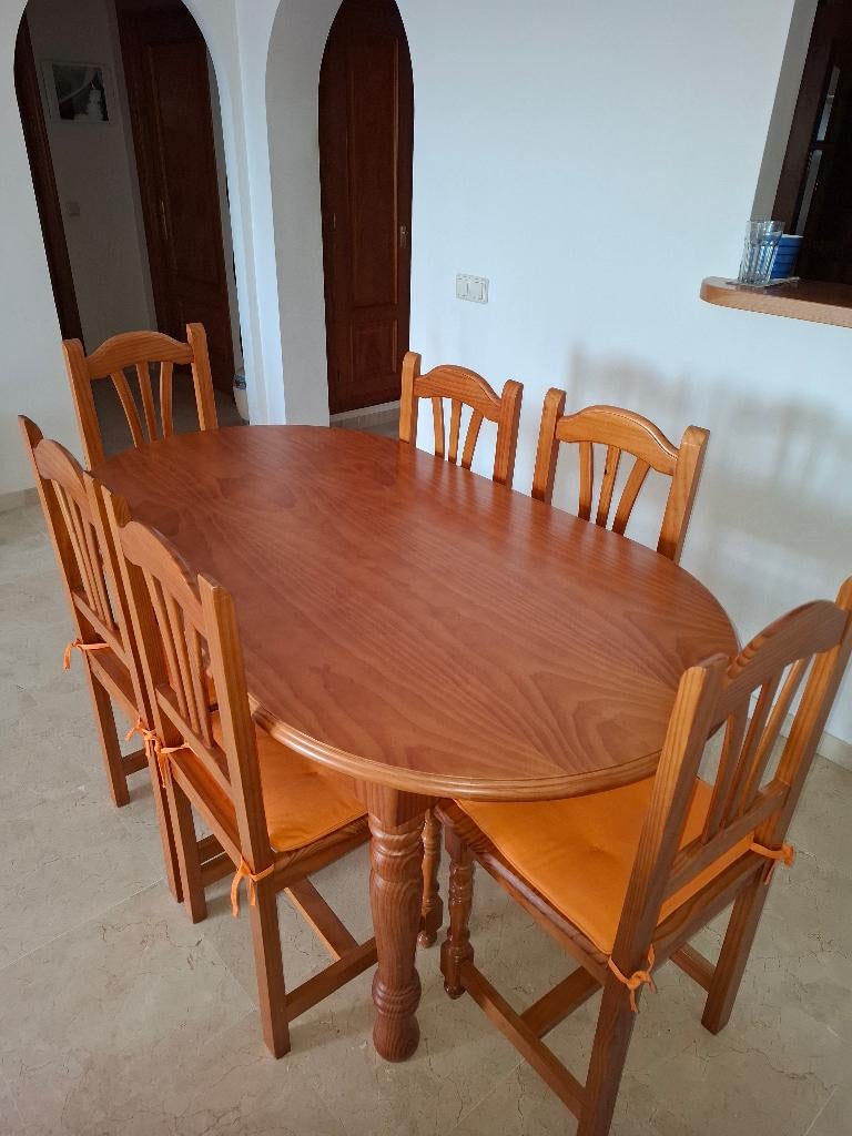 Ovale tafel en zes stoelen van massief hout, Ophalen, 50 tot 100 cm, Zo goed als nieuw, Vijf personen of meer