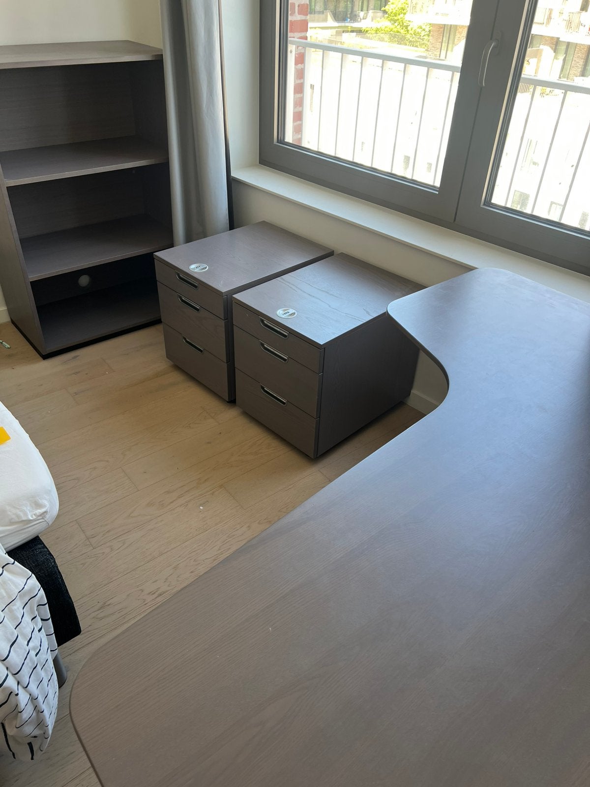 Grijze bureauset (bureau + 2 kasten met slot + plank), Huis en Inrichting, Ophalen, Gebruikt