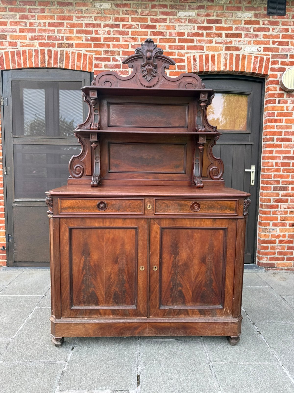 Stijlvolle antieke dressoirkast met bovenstuk in sapeli hout, Ophalen