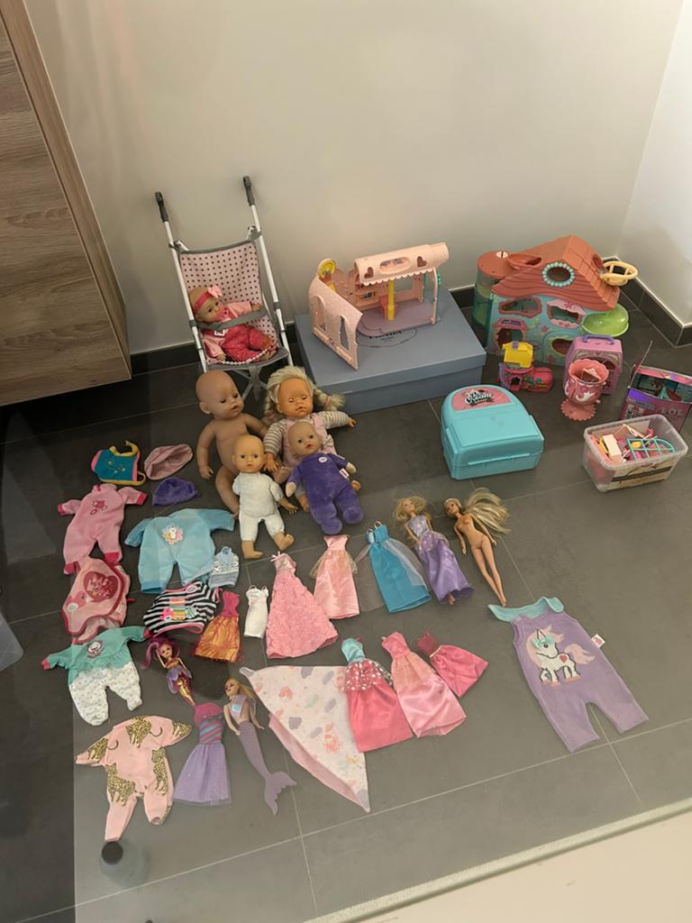 Groot pakket meisjesspeelgoed: barbiepoppen en poppen buggy, Kinderen en Baby's, Ophalen, Zo goed als nieuw